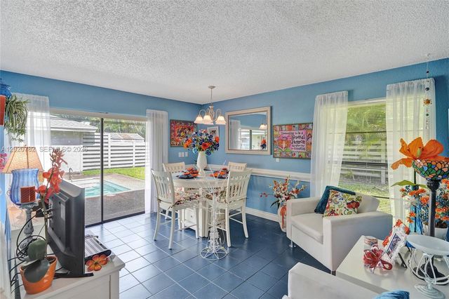 30 Cedar Rd, Hollywood, FL 33021