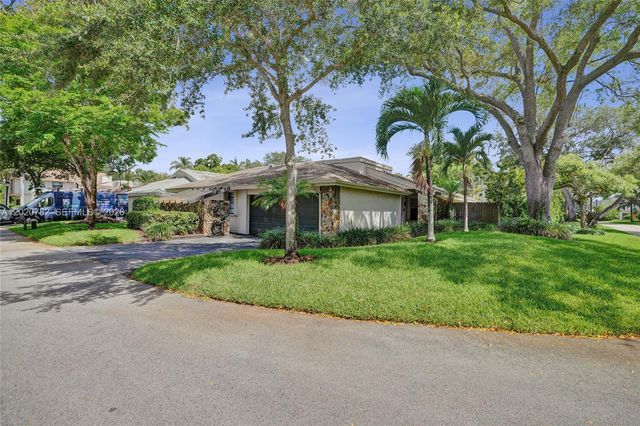 30 Cedar Rd, Hollywood, FL 33021