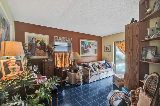 30 Cedar Rd, Hollywood, FL 33021