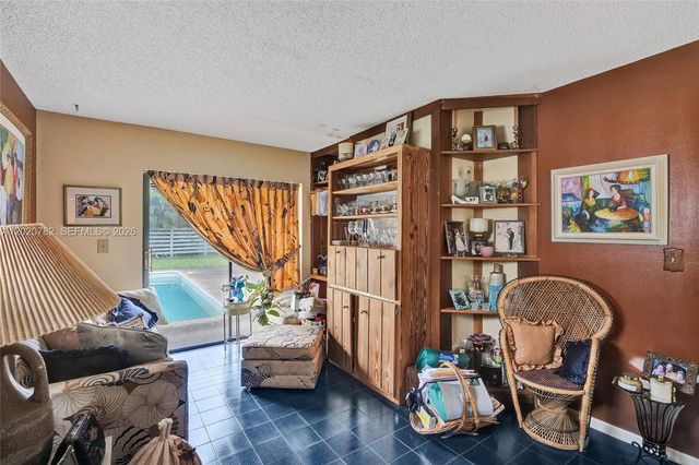 30 Cedar Rd, Hollywood, FL 33021