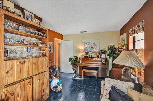 30 Cedar Rd, Hollywood, FL 33021