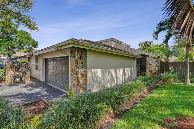 30 Cedar Rd, Hollywood, FL 33021