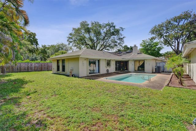 30 Cedar Rd, Hollywood, FL 33021