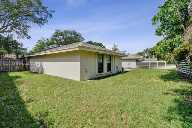 30 Cedar Rd, Hollywood, FL 33021