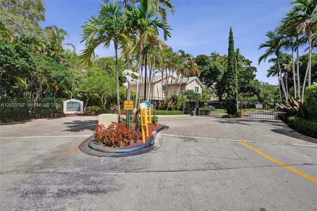 30 Cedar Rd, Hollywood, FL 33021