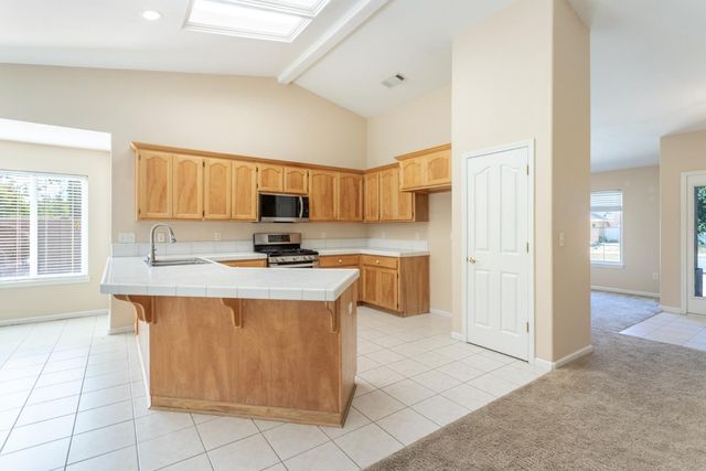 2925 Aspen Glow Ln, Redding, CA 96001