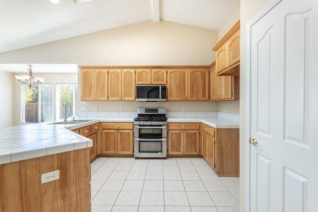 2925 Aspen Glow Ln, Redding, CA 96001