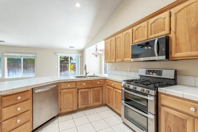 2925 Aspen Glow Ln, Redding, CA 96001