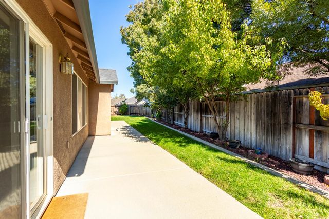 2925 Aspen Glow Ln, Redding, CA 96001