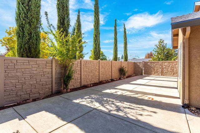 2925 Aspen Glow Ln, Redding, CA 96001