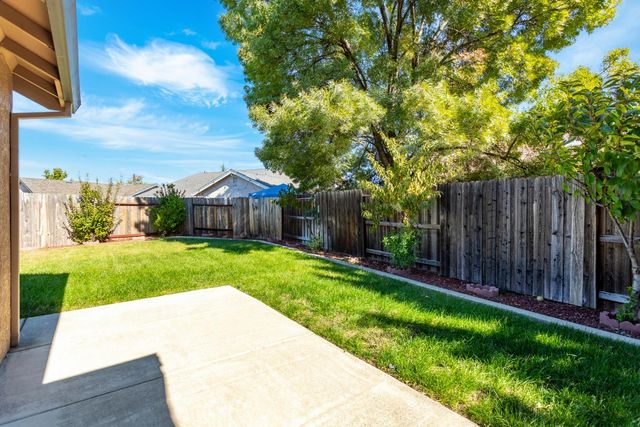 2925 Aspen Glow Ln, Redding, CA 96001