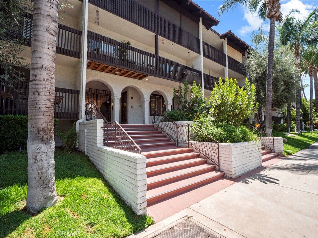 Image 22 of property listing at 5334 Lindley Avenue 319, Encino, CA 91316