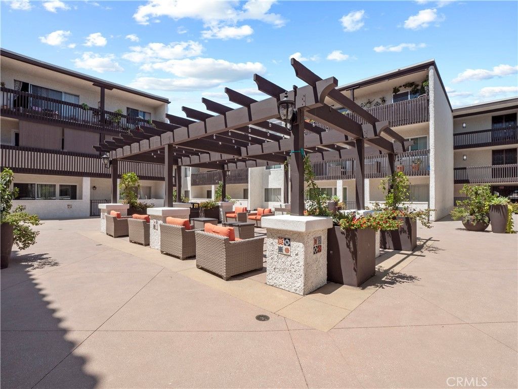 Image 3 of property listing at 5334 Lindley Avenue 319, Encino, CA 91316