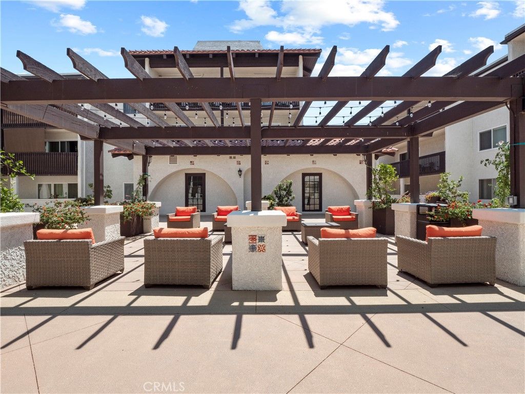 Image 4 of property listing at 5334 Lindley Avenue 319, Encino, CA 91316