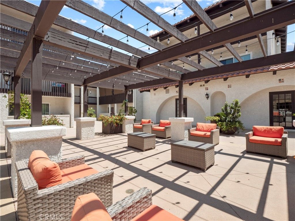 Image 5 of property listing at 5334 Lindley Avenue 319, Encino, CA 91316