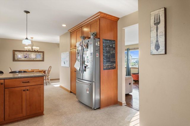 105 Winston WAY, Waunakee, WI 53597