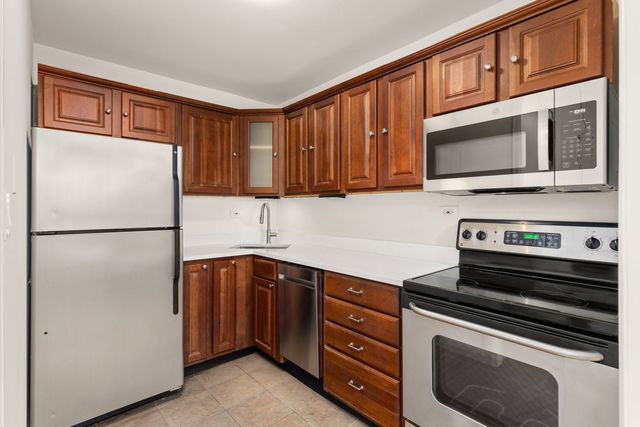 720 W Gordon Terrace 18B, Chicago, IL 60613