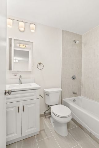 720 W Gordon Terrace 18B, Chicago, IL 60613