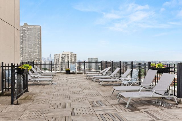 720 W Gordon Terrace 18B, Chicago, IL 60613