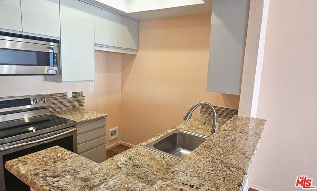 19350 Sherman Way 325, Los Angeles, CA 91335
