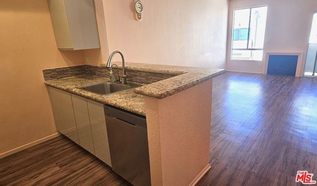 19350 Sherman Way 325, Los Angeles, CA 91335