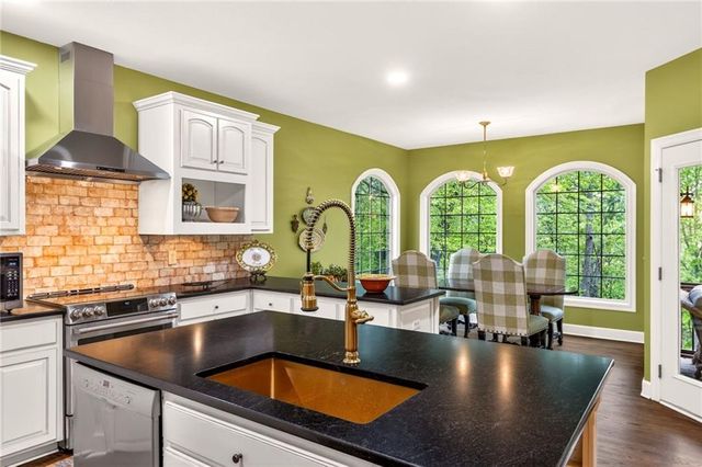 8829 N Glenwood Avenue, Kansas City, MO 64157