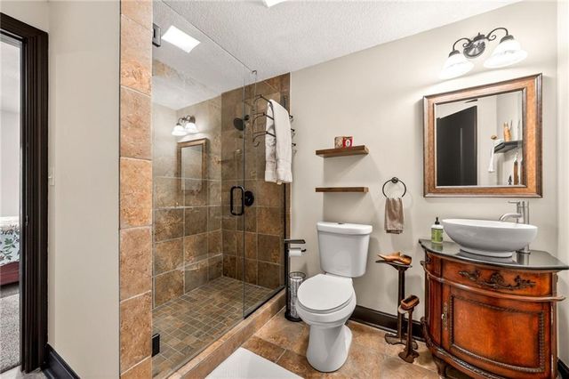 8829 N Glenwood Avenue, Kansas City, MO 64157