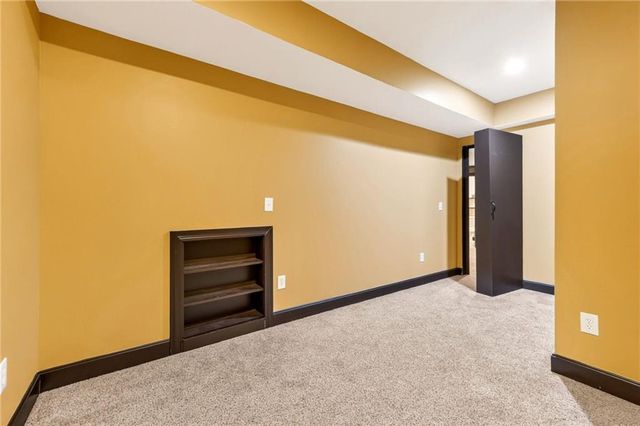8829 N Glenwood Avenue, Kansas City, MO 64157