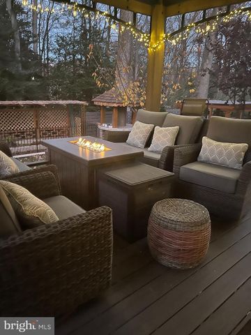 10320 COLLINGHAM DR, Fairfax, VA 22032