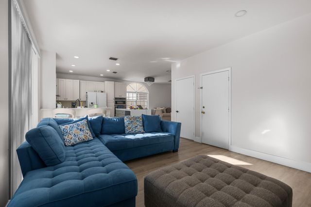 527 NW 87th Ln, Coral Springs, FL 33071