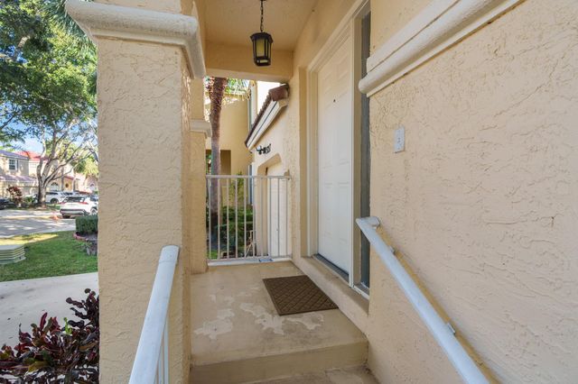 527 NW 87th Ln, Coral Springs, FL 33071