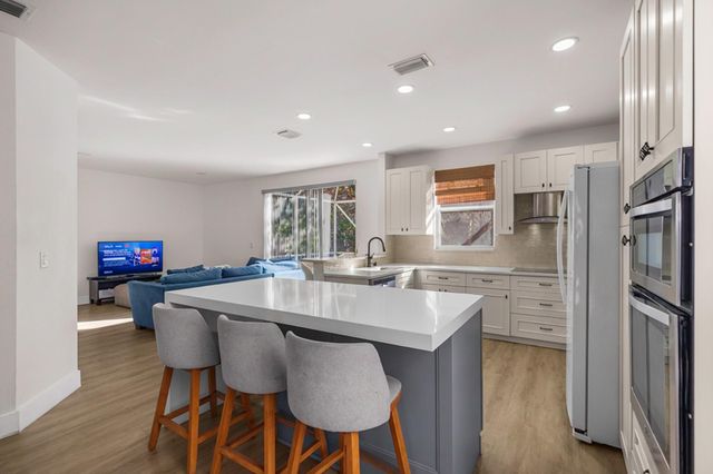 527 NW 87th Ln, Coral Springs, FL 33071