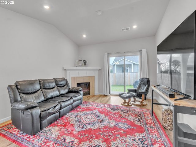 893 E CLEVELAND St, Carlton, OR 97111