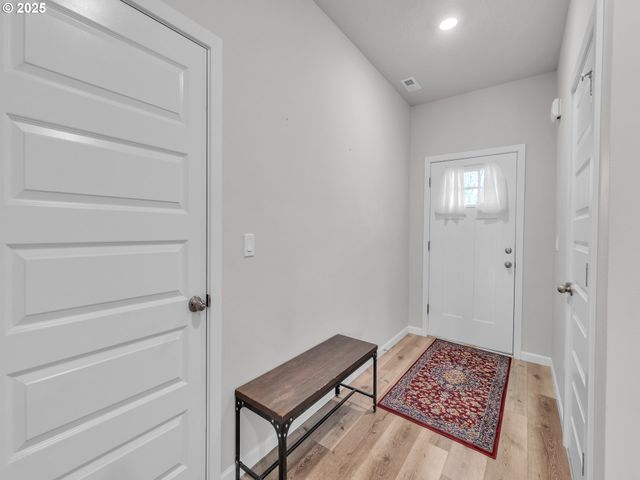 893 E CLEVELAND St, Carlton, OR 97111