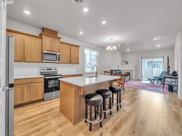 893 E CLEVELAND St, Carlton, OR 97111