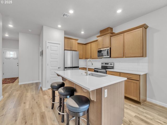 893 E CLEVELAND St, Carlton, OR 97111