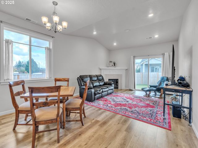 893 E CLEVELAND St, Carlton, OR 97111