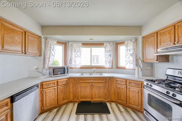 3259 Kirkton Drive, Sterling Heights, MI 48310