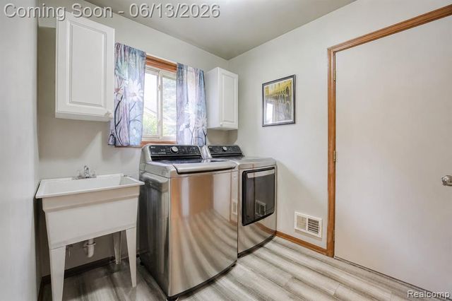 3259 Kirkton Drive, Sterling Heights, MI 48310