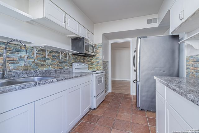 1157 Garraty Rd Apt A, Terrell Hills, TX 78209