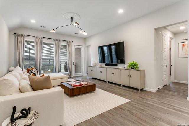 2134 knippa, San Antonio, TX 78253