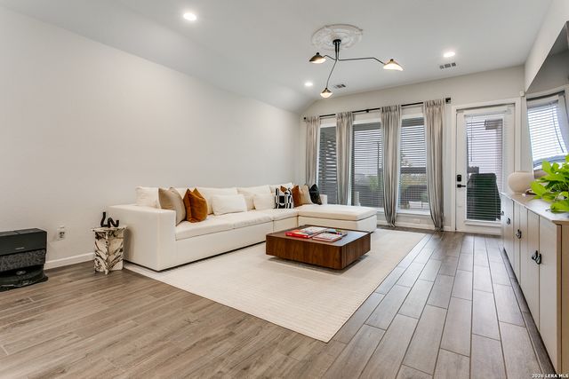 2134 knippa, San Antonio, TX 78253