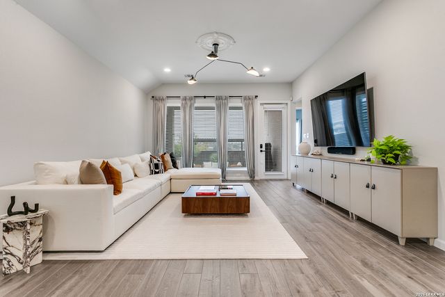 2134 knippa, San Antonio, TX 78253