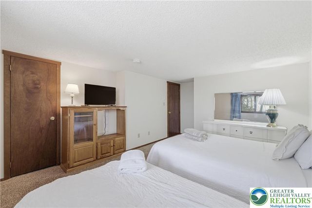 182 Upper Village Way, Jackson Twp, PA 18372