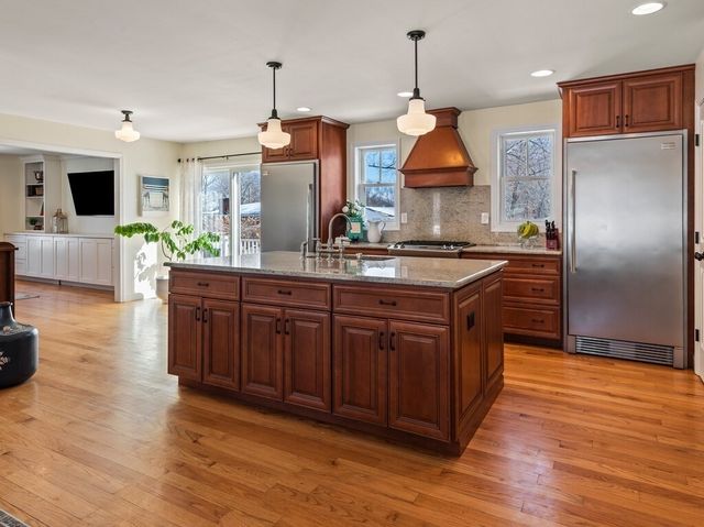 81 Longmeadow Dr, Lowell, MA 01852