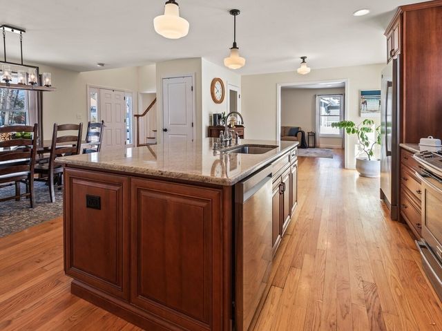 81 Longmeadow Dr, Lowell, MA 01852