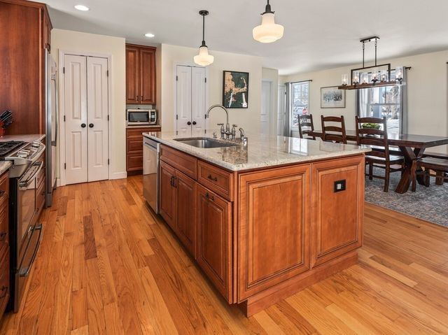 81 Longmeadow Dr, Lowell, MA 01852