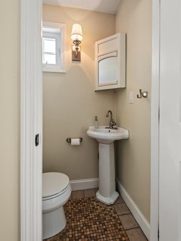 81 Longmeadow Dr, Lowell, MA 01852