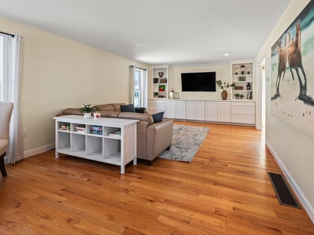 81 Longmeadow Dr, Lowell, MA 01852