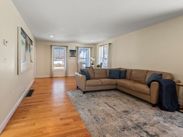 81 Longmeadow Dr, Lowell, MA 01852